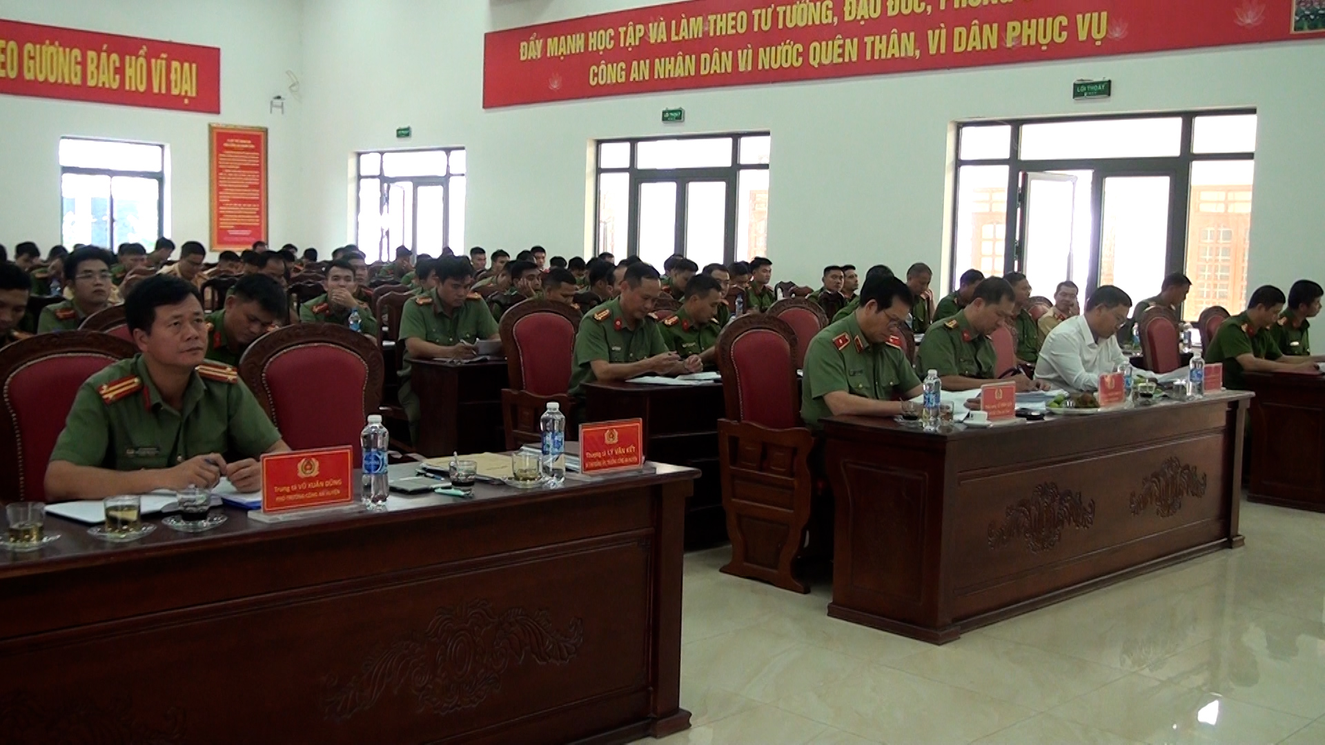 Các đại biểu và cán bộ, chiến sỹ về tham dự hội nghị